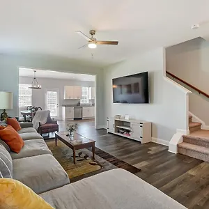 New!! Cozy In Charlotte, Near White Water Center, Uptown & Airport! Holiday home Charlotte